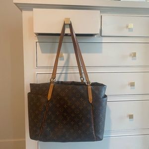 👜 Louis Vuitton Totally MM Monogram Handbag